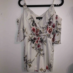 Byxdress  - Blommig byxdress från Madlady. 