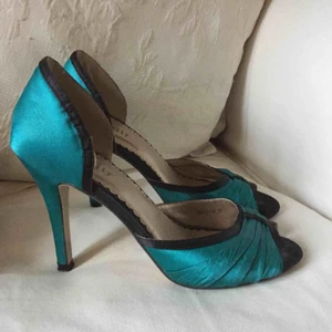  - Säljer dessa sex & the city liknande dojorna, har inkluderat fraktkostnaden i priset:))