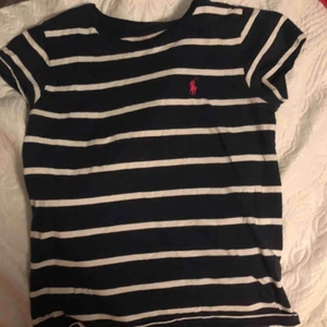  - Några gammal år Ralph lauren tröja som är otroligt skön med bra passform. Är osäker på storleken men den sitter bra och lagom takt på mig som är en small så gissar runt där.