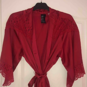  - Ny oanvänd kimono i mjukt silke