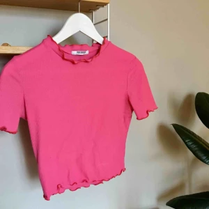  - rosa tröja med röda detaljer, från Zara