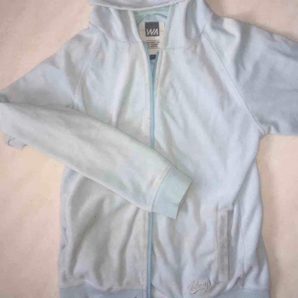 En ljusblå, turkosaktig hoodie från warp. Har några pyttesmå fläckar som syns på bild 2. Frakt tillkommer😊. Hoodies.