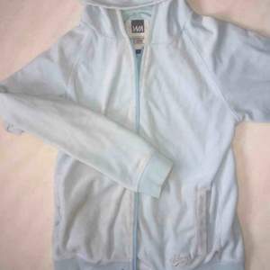 En ljusblå, turkosaktig hoodie från warp. Har några pyttesmå fläckar som syns på bild 2. Frakt tillkommer😊