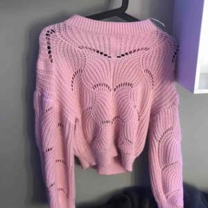  - En jätte fin baby rosa tröja (mer rosa i verkligheten än på bild) från Gina , knappt använd 