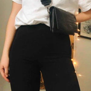  - Säljer mina kostymbyxor med en slits. Går att justera slitsen med en dragkedja beroende på hur stor man vill att den ska va, går även att stänga igen helt! Superfina men på gränsen till för små för mig tyvärr :( frakt tillkommer!!