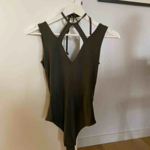  - Body i superskönt material. Sparsamt använd. 