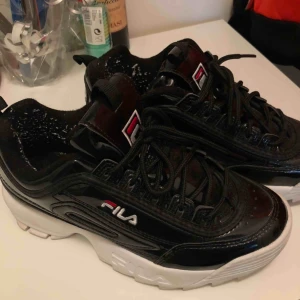  - Säljer mina Fila Chunky sneakers i svart glans som dessutom är fodrade. Haft under ett år men bara använt ett fåtal gånger ⚡️ 