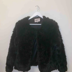  - Svart pälsjacka 💫💫 kan postas 