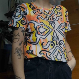  - Helt oanvänd t-shirt. Den är väldigt stretchig och mjuk.  Frakt tillkommer / kan mötas i Norrköping