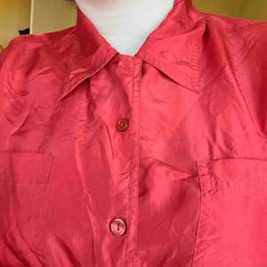 Röd silkesskjorta. +frakt