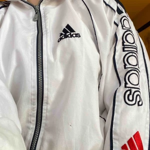  - En tunn vintage adidas jacka.  Finns ett litet hål se första bilden. +frakt