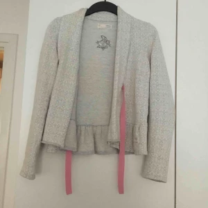  - Intressekoll på min supersnygga kofta från odd molly, den är i väldigt gott skick och sparsamt använd! Frakten betalar man själv 💕