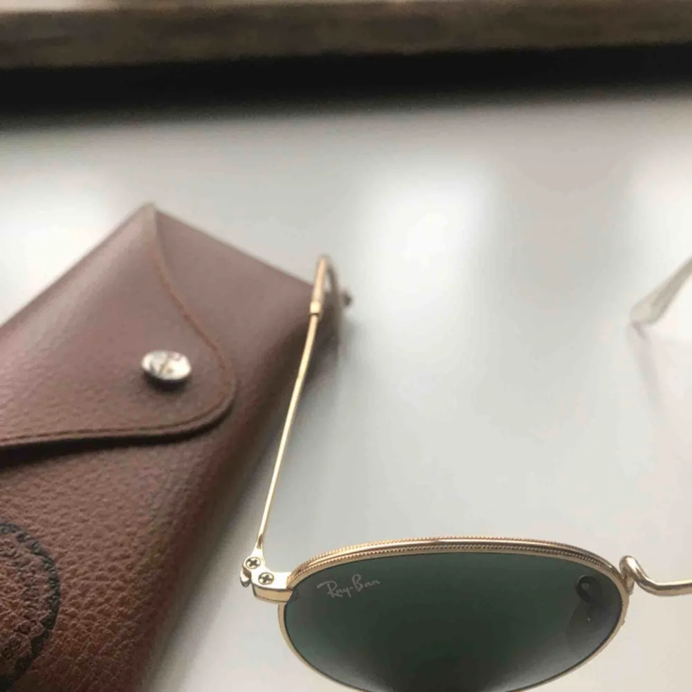 Hej! Säljer mina superfina ray bans solglasögon (original) med tillhörande fodral. De är sparsamt använda och i superfint skick! Klassiska med grönt glas och guldfärgade bågar (se bild) storlek 47 mm. . Accessoarer.