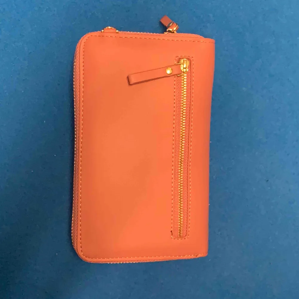 Helt ny plånbok väska. Med plats för att lägga mobil. Passar mobiler iPhone 6/7/8/X/XS OSV. 200kr med frakten inräknad!. Accessoarer.