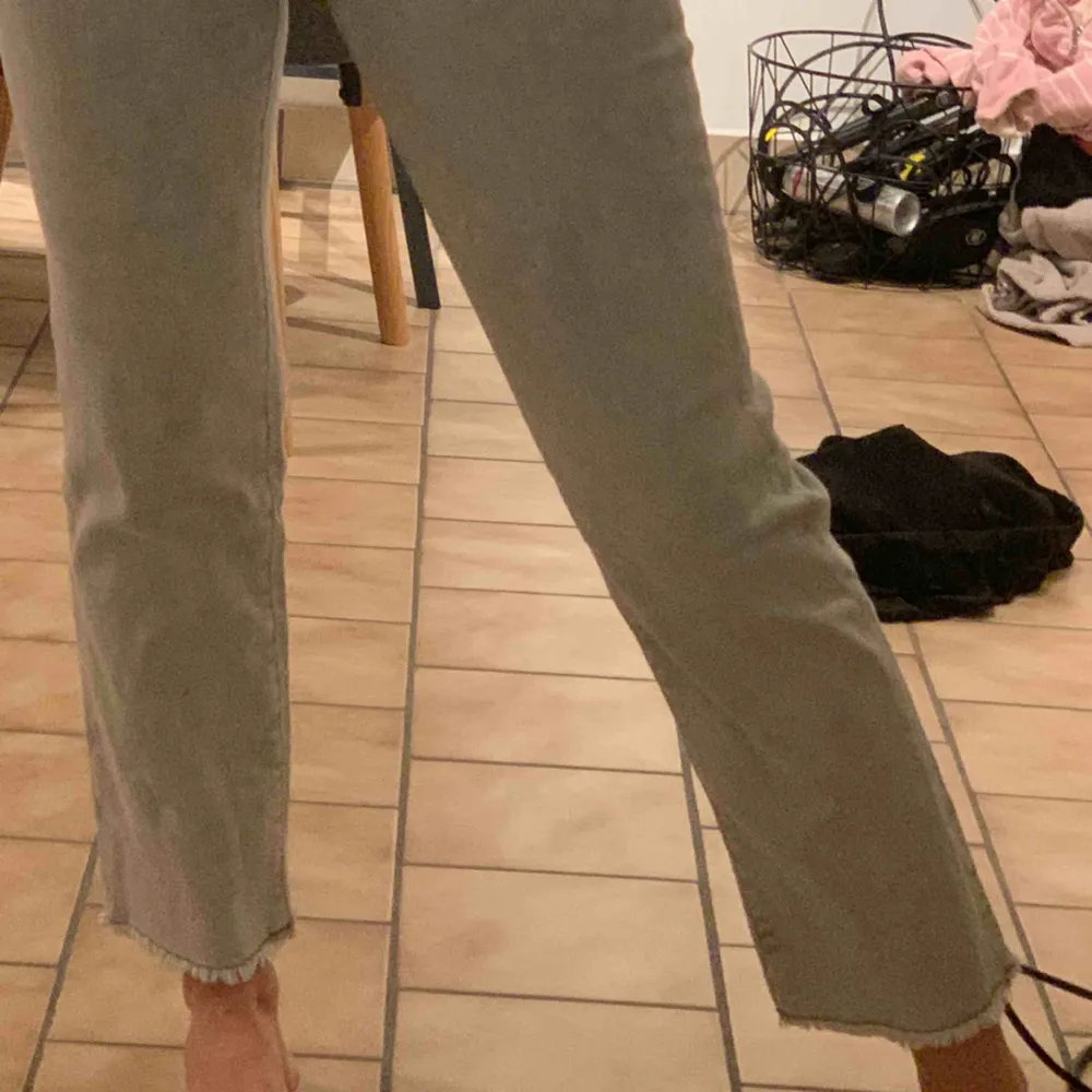 Super snygga byxor från Calvin Klein köpte i New York, W26 och L32. I en grå snygg tvättad färg men fransar ner till (bild 3) frakt är på köpare. Jeans & Byxor.
