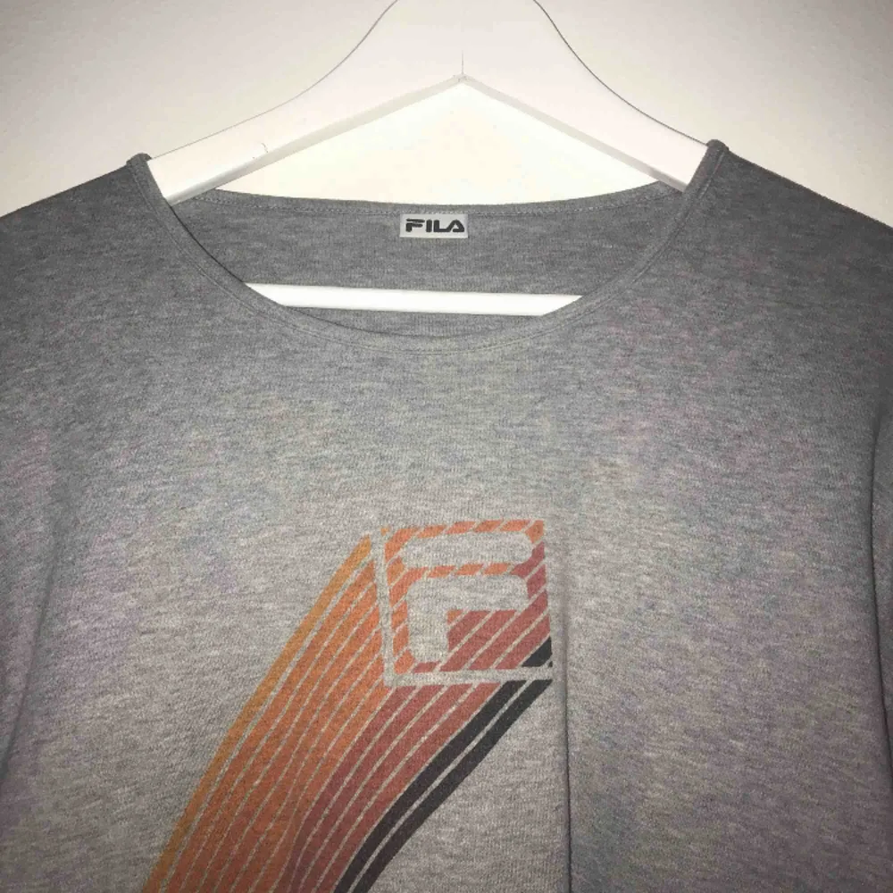Jättefin tröja från Fila! 🥰 Kan mötas upp i Gävle eller frakta då köparen står för kostnaden ❤️. Tröjor & Koftor.