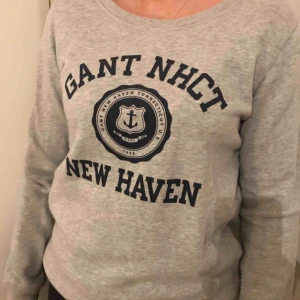  - Grå collagetröja från Gant i storlek XS. Mycket fint skick. Använd fåtal gånger.  Köpt för 1199 kronor. 