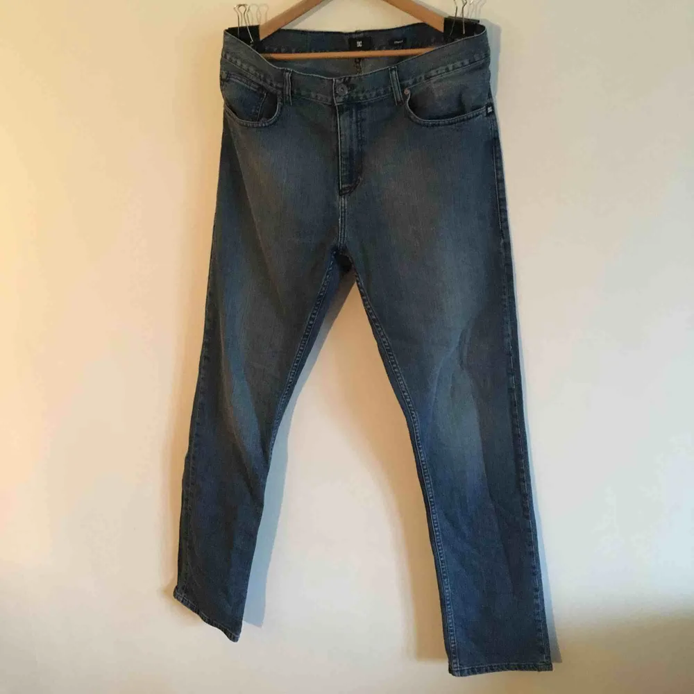 Regular fit- Jeans från DC strlk 36 Köpta för inte så längesen och använda ett fåtal ggr. Finns för upphämtning i Örebro, kan även skickas där mottagaren står för frakt . Jeans & Byxor.