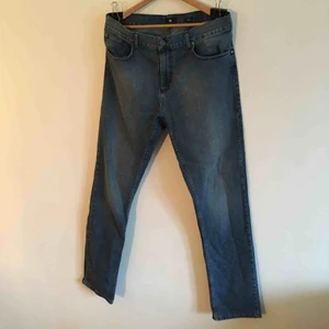  - Regular fit- Jeans från DC strlk 36 Köpta för inte så längesen och använda ett fåtal ggr. Finns för upphämtning i Örebro, kan även skickas där mottagaren står för frakt 