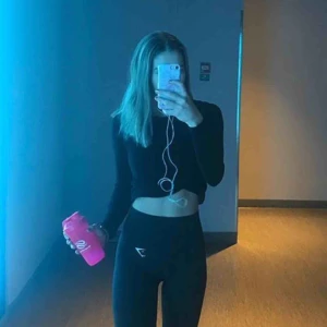  - Säljer mina fina gymshark tights eftersom dem blivit för små för mig!! storlek XS, bra kvalitet, och nypris är 650kr
