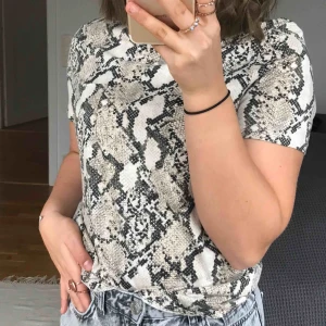  - En orm mönstrad t-T-shirt från hm med skönt material inte så mycket använt. Frakt 60kr💕