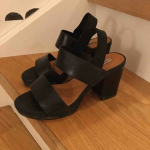  - Klackskor från & other stories, flitigt använda. Väldigt bekväma. 