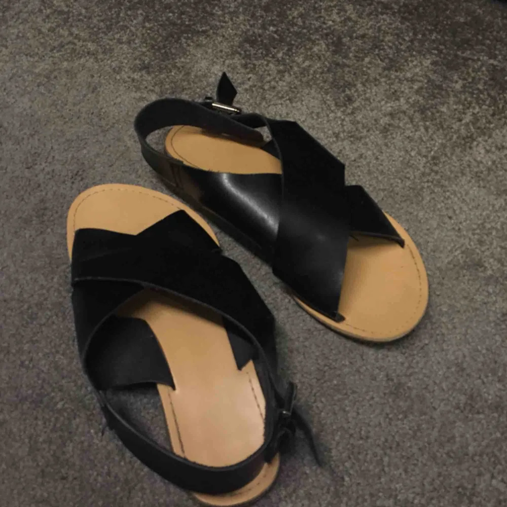Jättefina sandaler! I nyskick och äkta läder. Kontakta för bilder på eller frågor :). Skor.