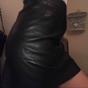  - Super fin kjol i fake läder. Bekväm att ha på sig och sitter fint. Helt oanvänd!😊