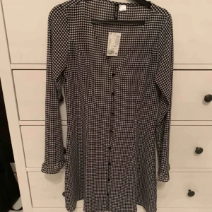  - Helt oanvänd klänning från HM. Sitter tajt och är ganska kort. Väldigt fin! 