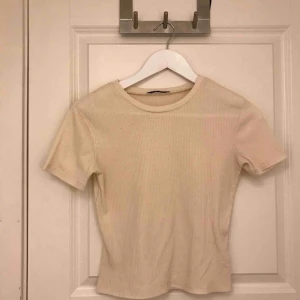  - Säljer den här tröjan från Zara då den inte kommer till användning. Färgen visar sig inte rättvis på kameran. Den ser väldigt beige ut men den är ungefär gräddvit skulle jag säga. Kan mötas upp i Norrtälje. Frakt tillkommer. 