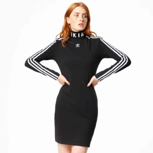  - En klänning från adidas, collab med Pharell Williams. Från kollektionen”hu hiking”   Använd 2 gånger, säljer pga att den inte används.  Nypris 800:- 