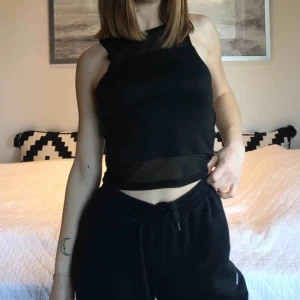  - Svart mesh-topp från H&M i nyskick. Frakt ingår.