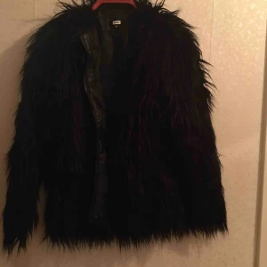  - Pälsjacka Jättebra skick, endast använd en halv vinter. Funkar som höst och vinter jacka .