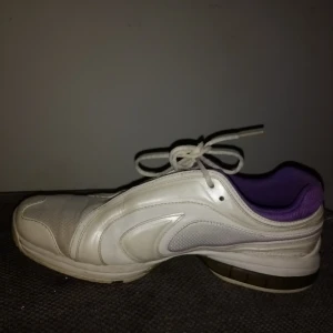  - Fina vita Puma skor st 39 I gott skick