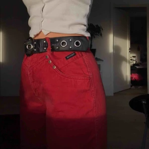  - Skitsnygga röda byxor i Manchester-liknande tyg. Vida ben och avklippta i benen. Väl använda men i bra kvalitet och bra skick! 