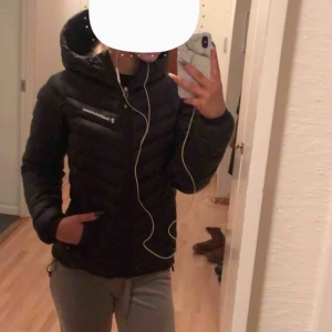  - Jag säljer min superfräscha och fina peak performance jacka i storlek XS. Använd endast fåtal gånger, som ny i skicket. Köpt för 2 795 kr. Färgen svart! 