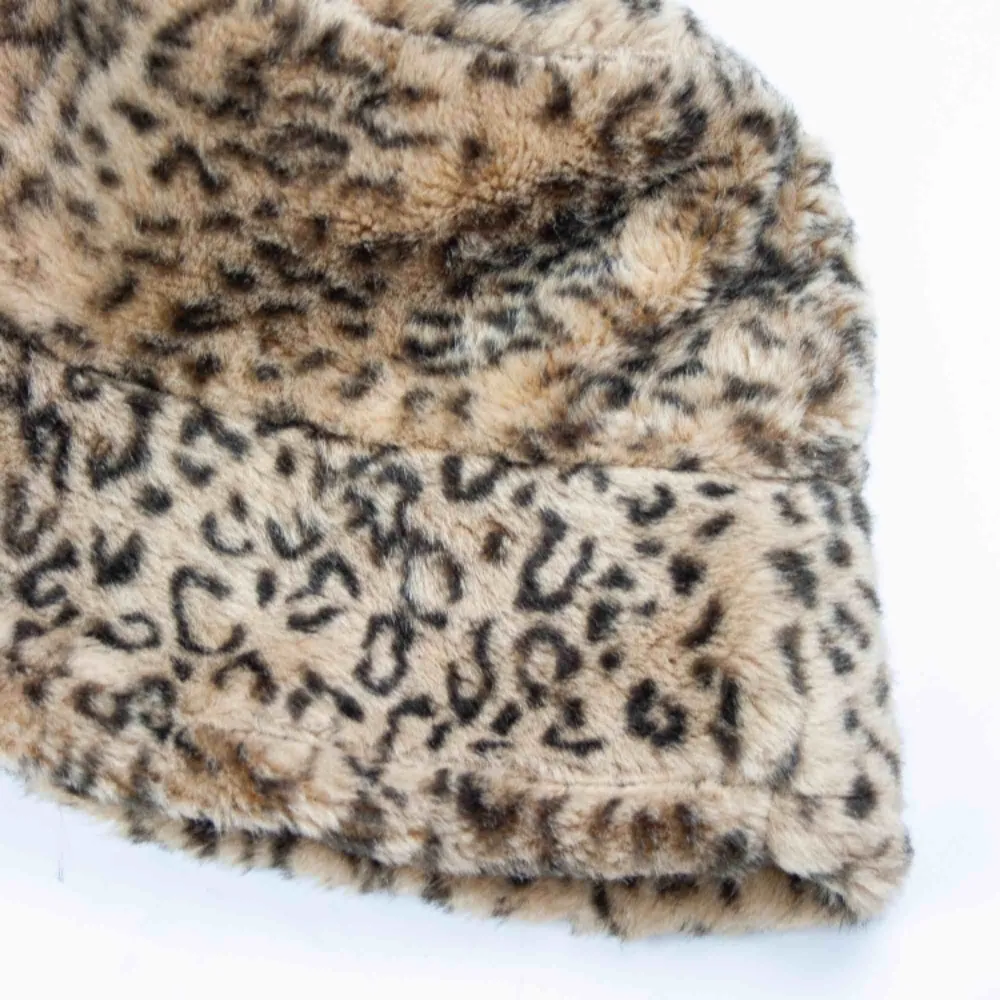 Vintage 90s 00s Y2K faux fur animal print bucket hat in beige Circumference head: ca 62 Circumference the brim: ca 77 Free shipping! Read the full description at our website majorunit.com No returns . Accessoarer.