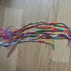  - Tygarmband i blandade färger 10stycken för 10kr