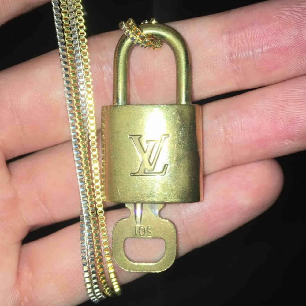 Äkta Louis Vuitton lås, Väldigt bra skick! 9/10 Kan skickas om du betalar frakt! Kedjorna ingår inte, men du får såklart nyckeln med låset. Pm för mer info eller bilder!. Accessoarer.