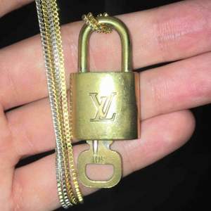 Äkta Louis Vuitton lås, Väldigt bra skick! 9/10 Kan skickas om du betalar frakt! Kedjorna ingår inte, men du får såklart nyckeln med låset. Pm för mer info eller bilder!