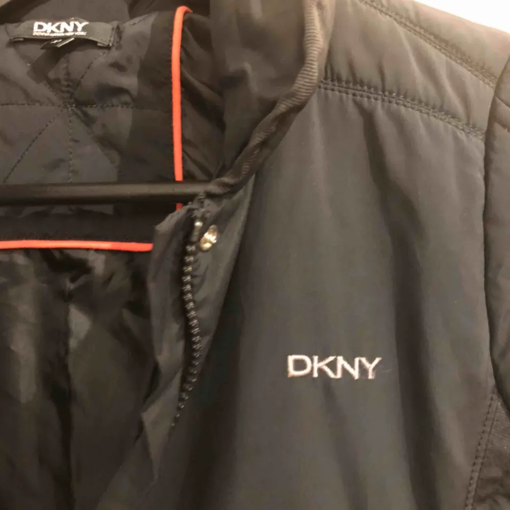 En fin DKNY jacka som är sparsamt använd, passar 10 åringar och sälja för endast 200kr🥰. Jackor.
