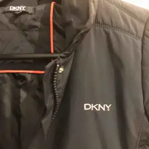 En fin DKNY jacka som är sparsamt använd, passar 10 åringar och sälja för endast 200kr🥰