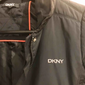  - En fin DKNY jacka som är sparsamt använd, passar 10 åringar och sälja för endast 200kr🥰