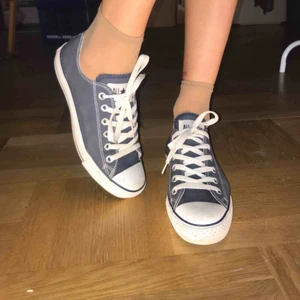 - Snygga, blåa converse i bra skick! Relativt oanvända.  