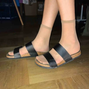  - Birkenstocks inspirerande tofflor, nästan inte använda! Inget fotavtryck i dom. 