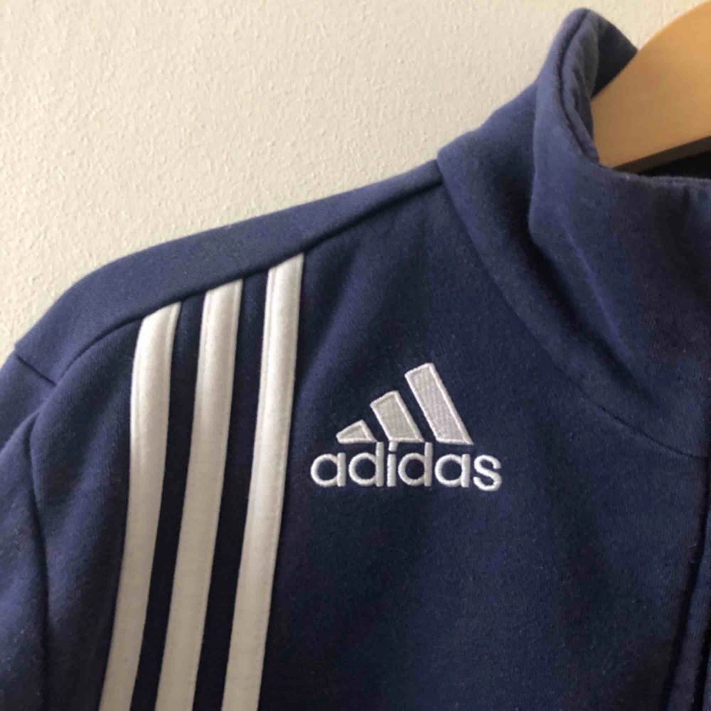 Väl använd och snyggt urtvättad tröja från Adidas. Kan hämtas i Uppsala eller skickas mot fraktkostnad . Huvtröjor & Träningströjor.