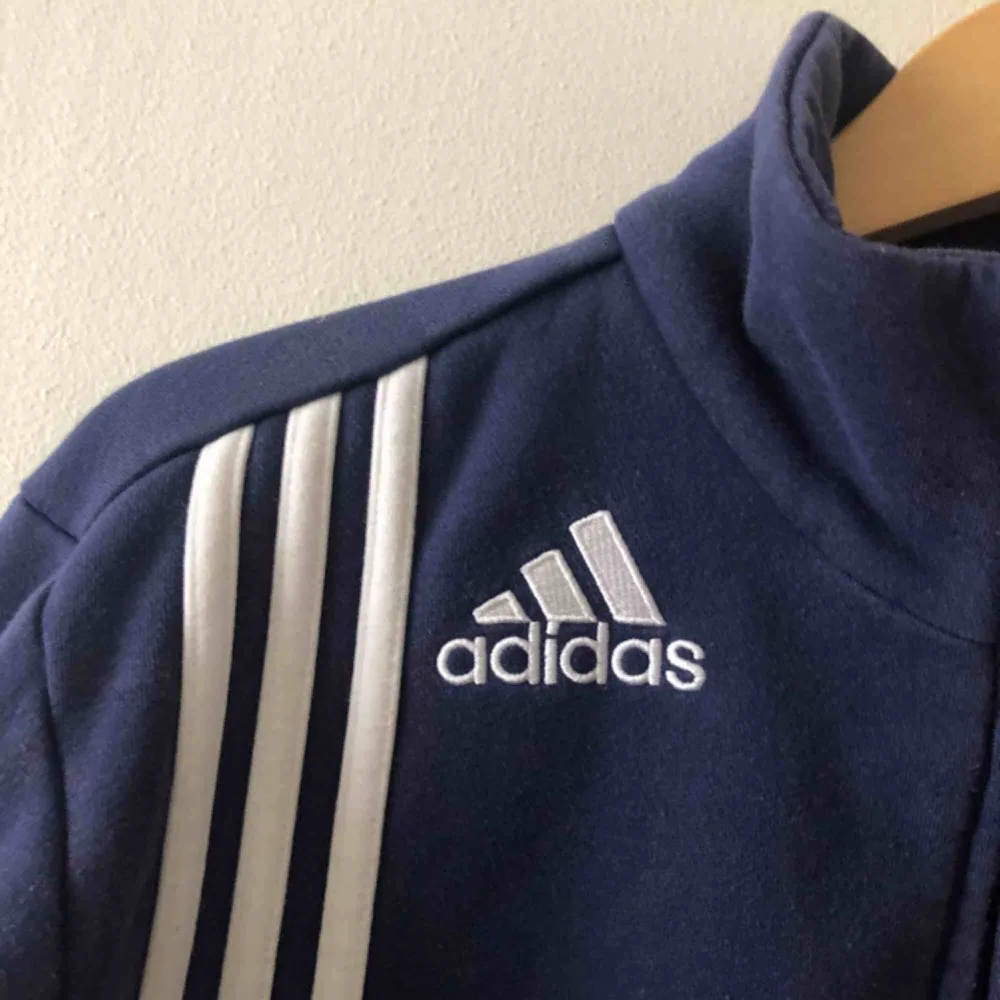 Väl använd och snyggt urtvättad tröja från Adidas. Kan hämtas i Uppsala eller skickas mot fraktkostnad . Hoodies.