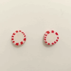  - Handgjorda örhängen i form av polla-godisar. Diametern är 10mm. Nickelfria. Går även att få som halsband, nyckelring och berlock. Jag bjuder på frakten🥰