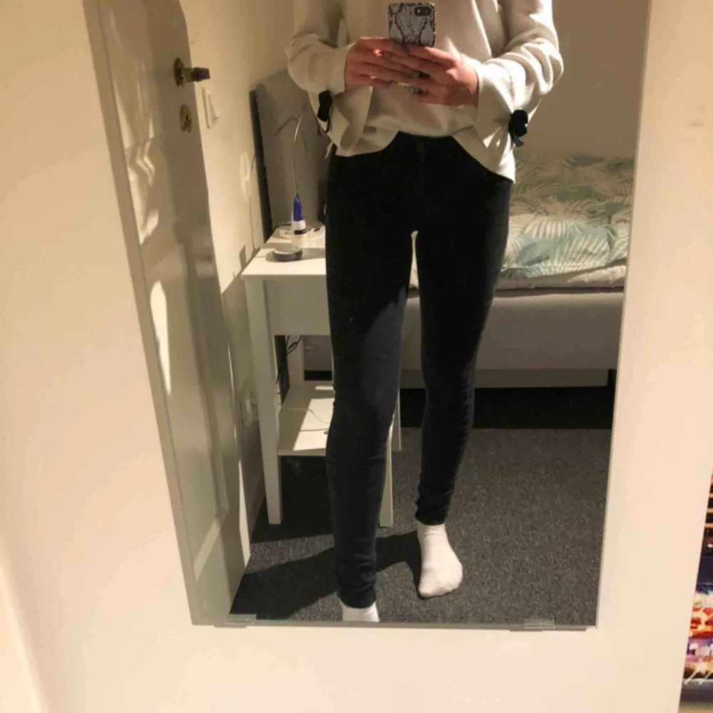 Svarta fina tajta jeans från Gina Tricot. Köptes för 300kr för drygt 2 år sedan. Medelhög midja och bra längd på mig (är 167). Jeans & Byxor.