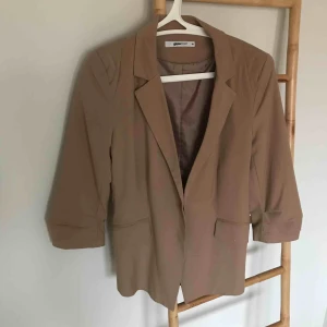  - Beige kavaj  Från Gina tricot  Storlek 38  I mycket fint skick!  Frakt tillkommer 